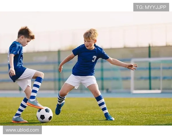 足球训练中的小场对抗与技术磨练